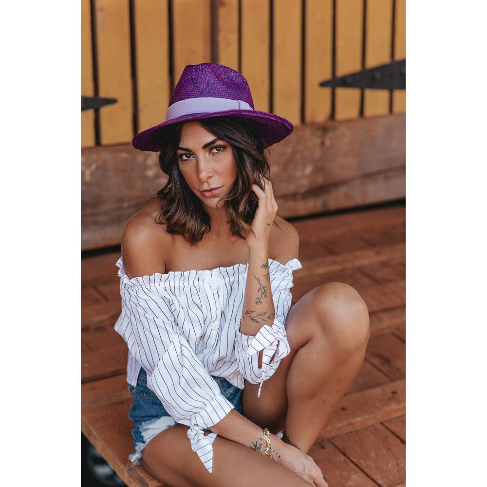 Mulher com chapéu Panamá colorido