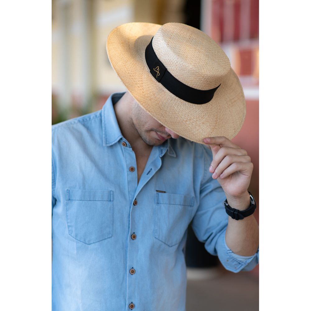 Imagem mostra modelo com chapéu Paris - melhores chapéus para homens
