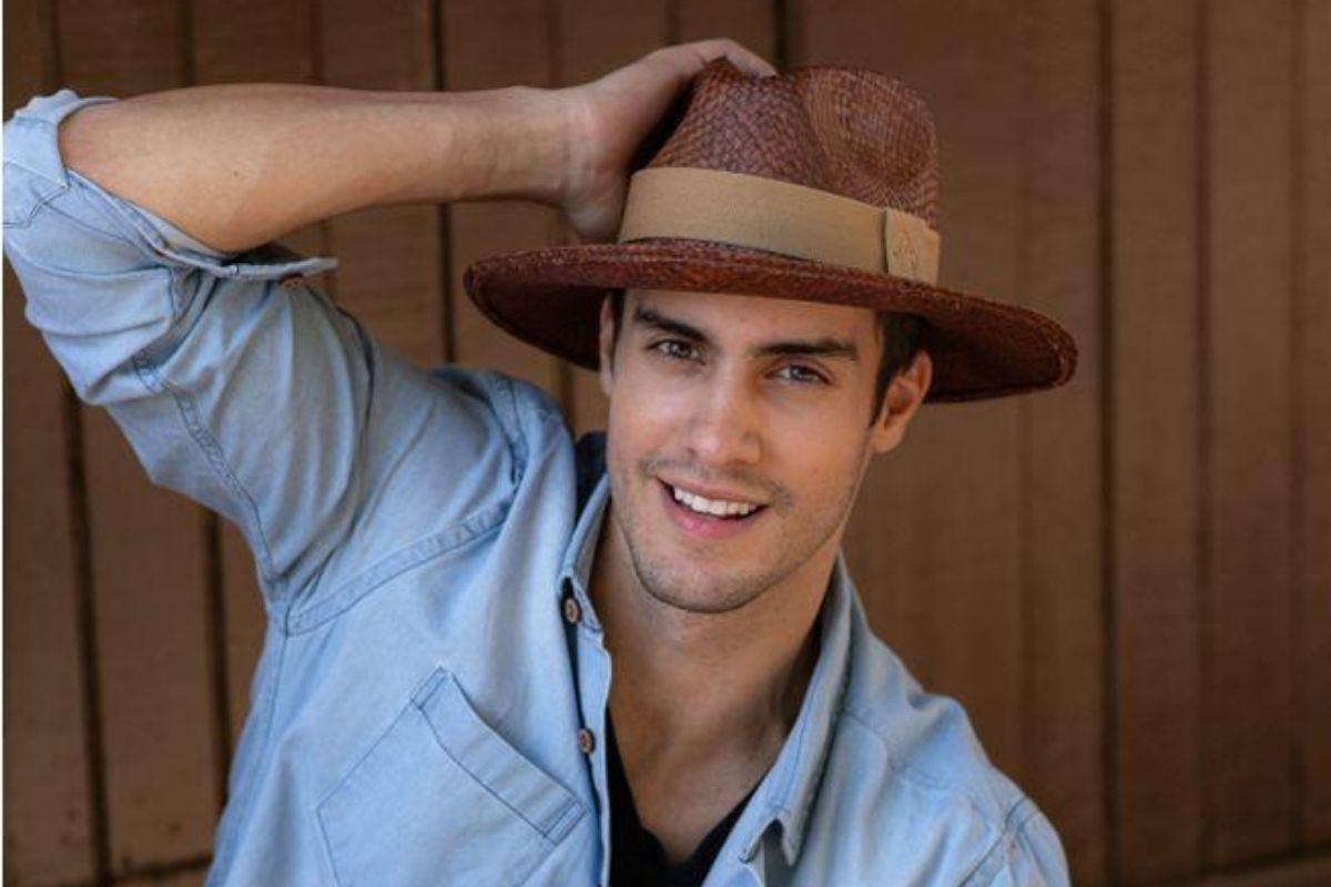 Imagem mostra modelo com chapéu Panamá - melhores chapéus para homens