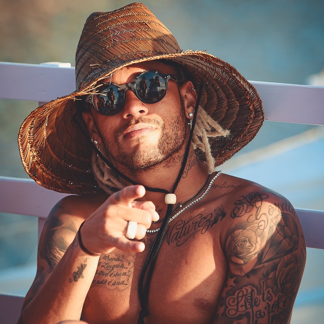 Neymar com Chapéu de Palha Hawaii