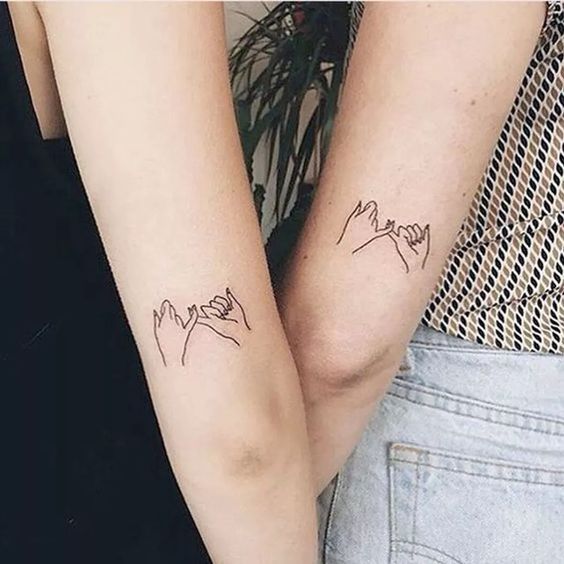 Imagem mostra tattoo de amizade