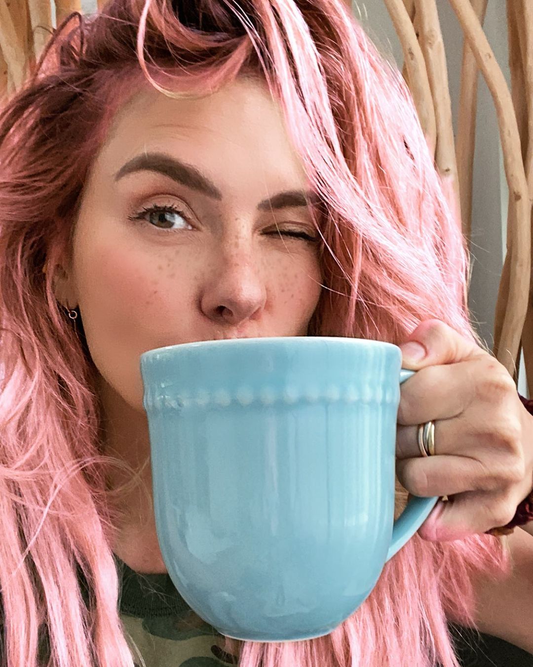 Imagem mostra Carolina Dieckmann de cabelo rosa