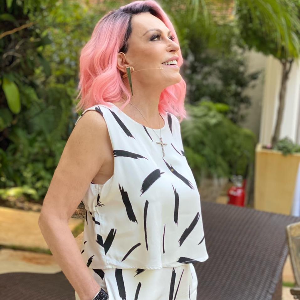Imagem mostra Ana Maria Braga com cabelo rosa