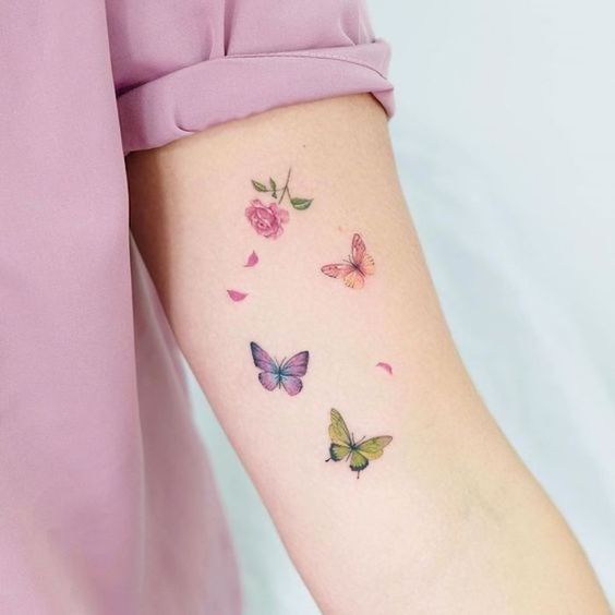 Imagem mostra tatuagem feminina