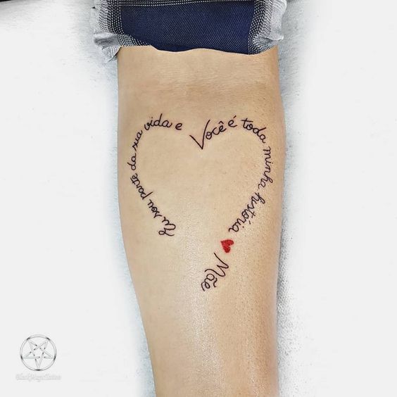 Imagem mostra tatuagem para mãe