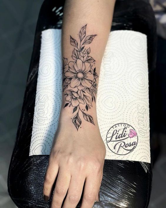 Imagem mostra tatuagem no antebraço feminina