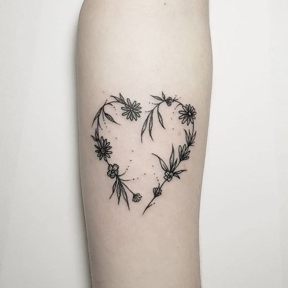 Imagem mostra tatuagem no antebraço feminina