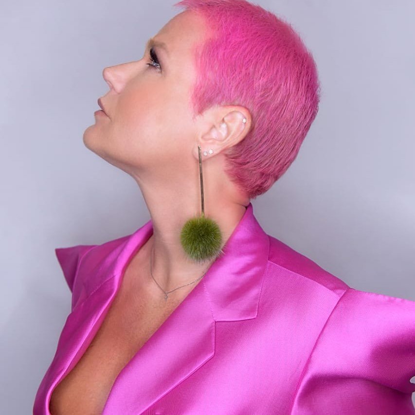 Imagem mostra Xuxa de cabelo rosa