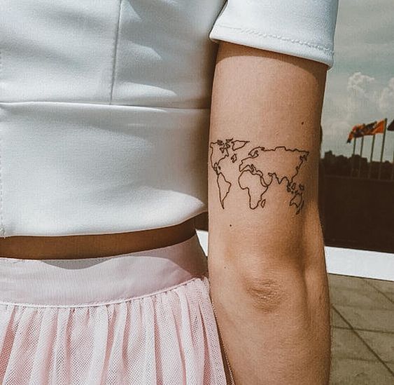 Imagem mostra tattoo de viagem