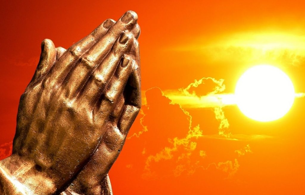 Imagem mostra mãos em prece - oração de são miguel arcanjo