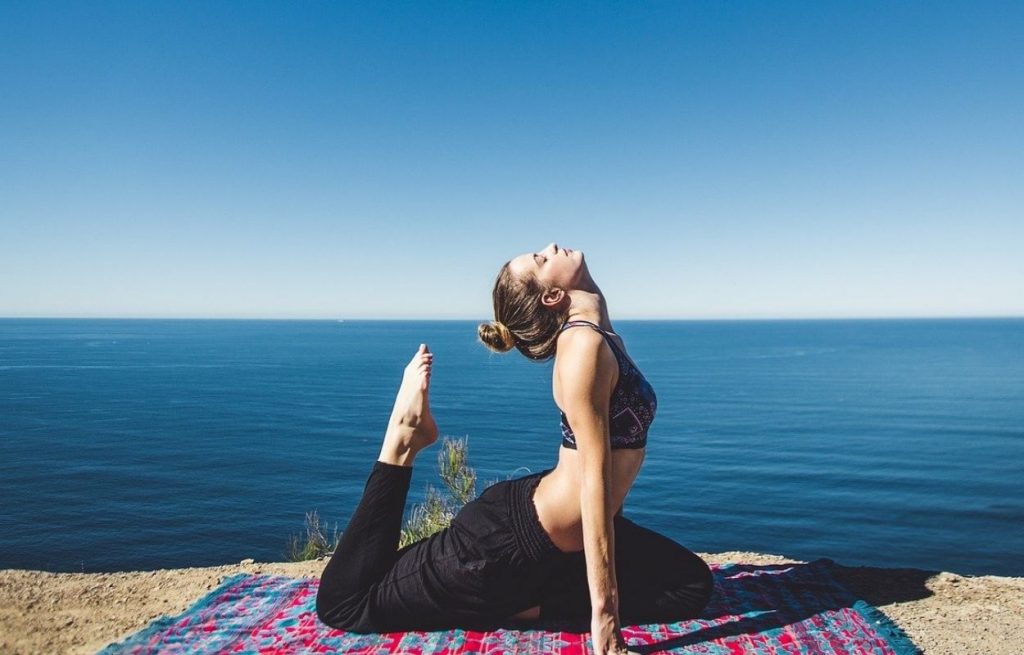 Imagem mostra mulher praticando yoga - yoga para iniciantes