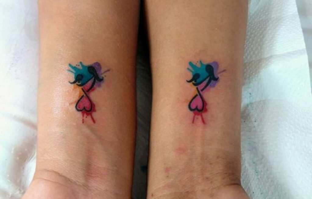 Imagem mostra tatuagem de mãe e filha