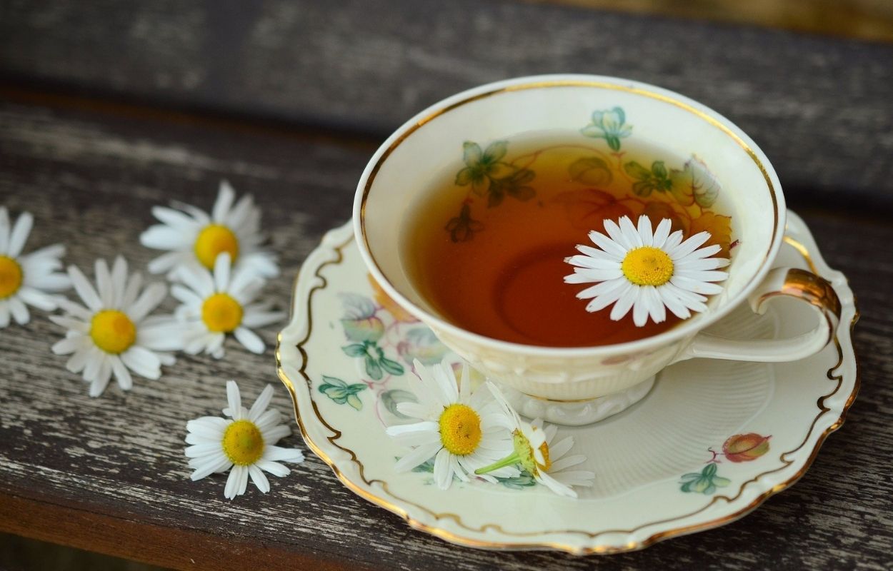 Imagem mostra chá de camomila - calmante natural