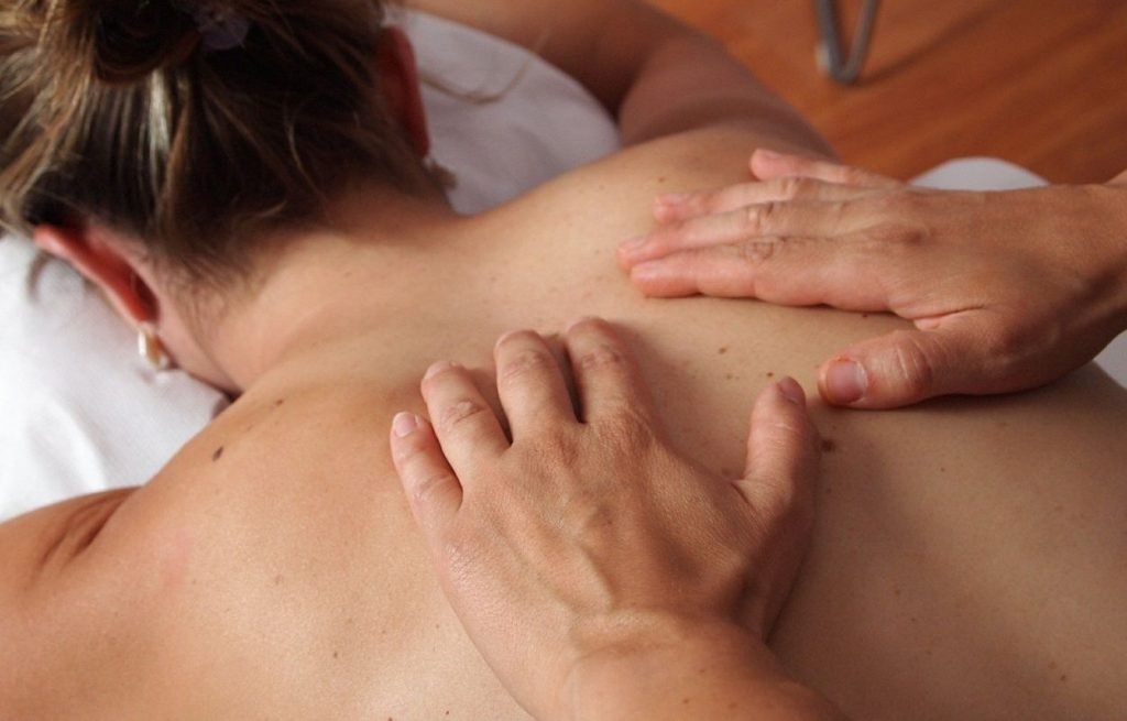 Imagem mostra mulher sendo massageada