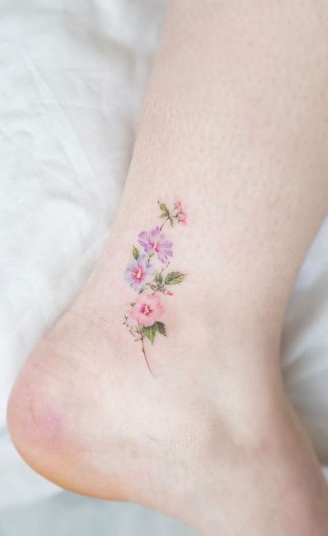 Imagem mostra tatuagem feminina