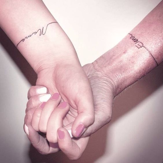 Imagem mostra tatuagem mãe e filha