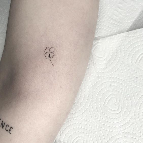 Imagem mostra tattoo minimalista