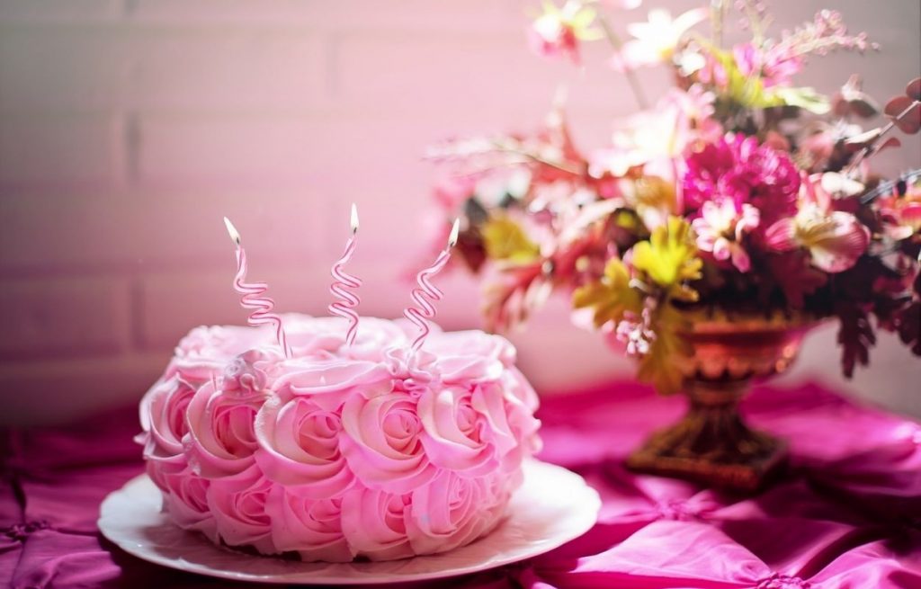 Imagem mostra bolo - mensagem de feliz aniversário