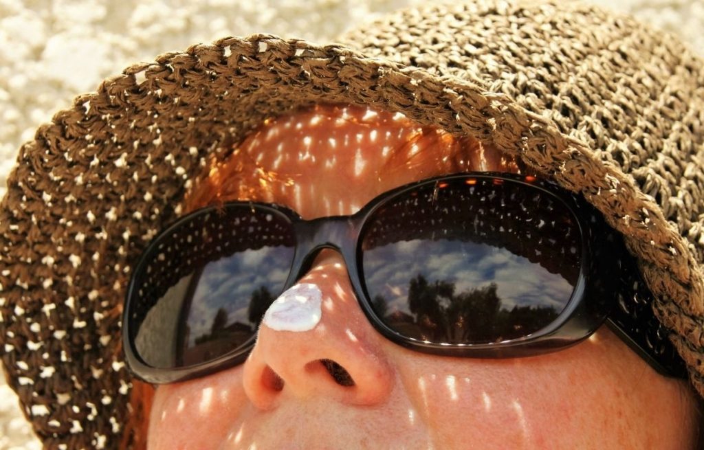 Imagem mostra mulher com filtro solar - protetor solar para pele oleosa