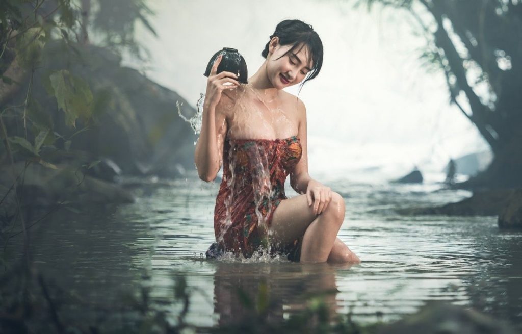 Imagem mostra mulher se banhando - banho energizante