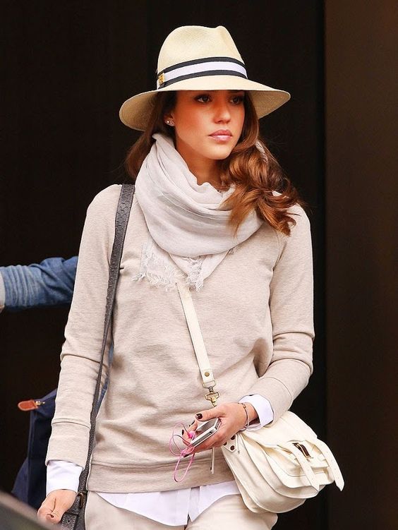 Imagem mostra modelo com look de inverno e chapéu - como usar chapéu no inverno