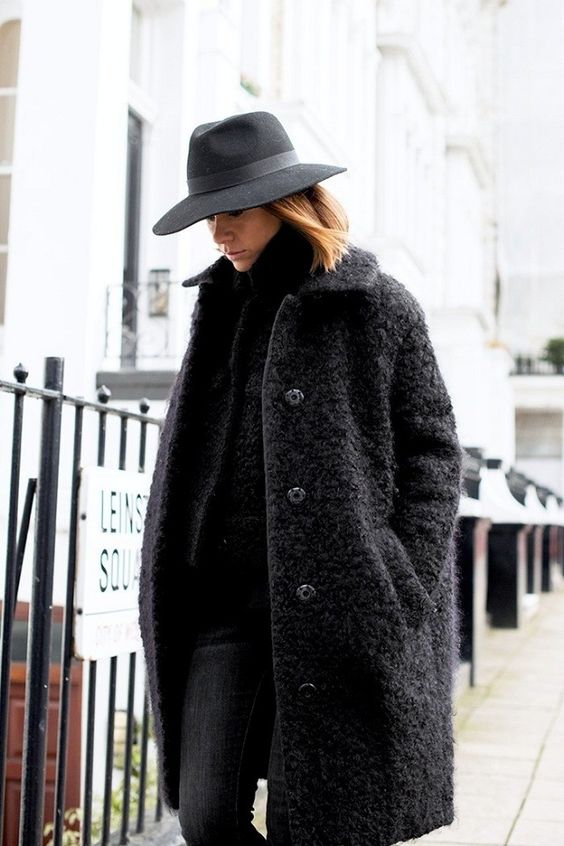 Imagem mostra modelo com look de inverno e chapéu - como usar chapéu no inverno