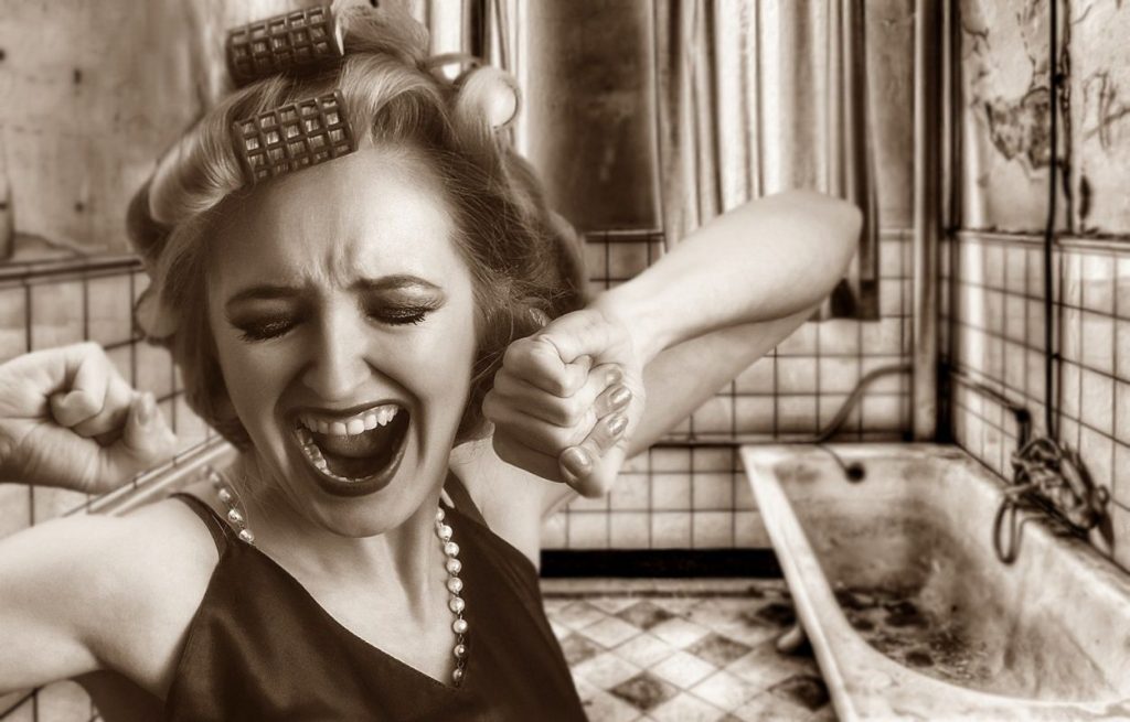 Imagem mostra mulher nervosa com cabelo - corte químico