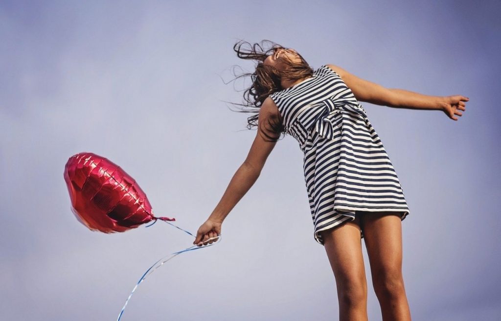 Imagem mostra mulher feliz - frases sobre sonhos