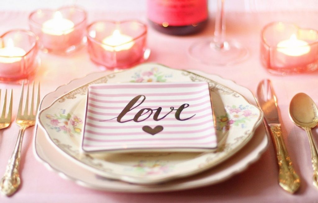 Imagem mostra mesa decorada para jantar romântico
