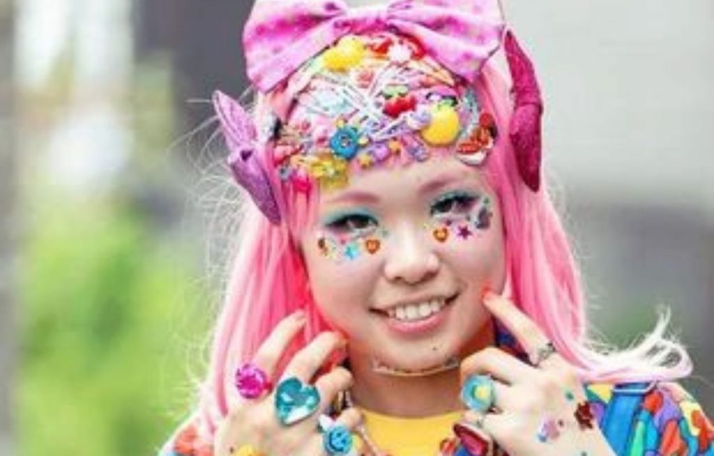 Imagem mostra jovem vestido com a moda kidcore