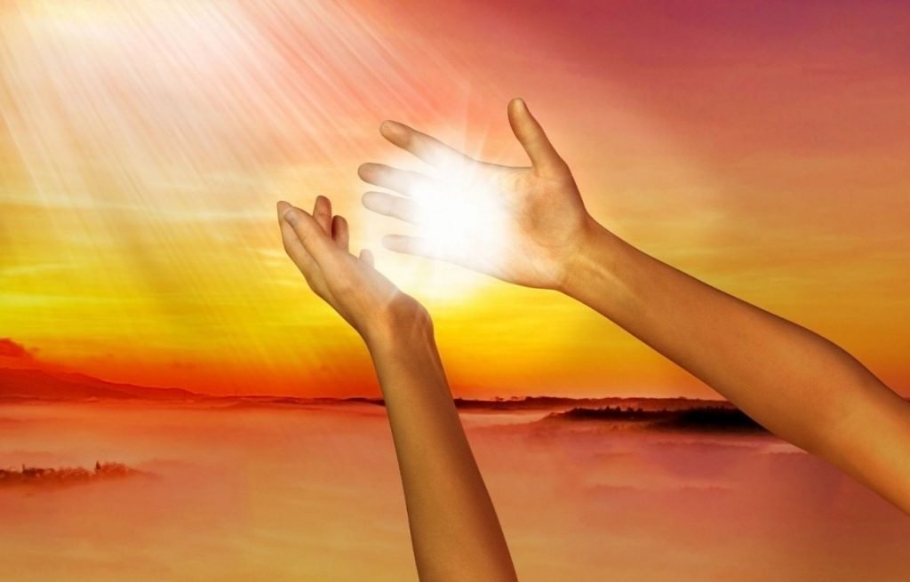 Imagem mostra mãos para o céu - oração da prosperidade