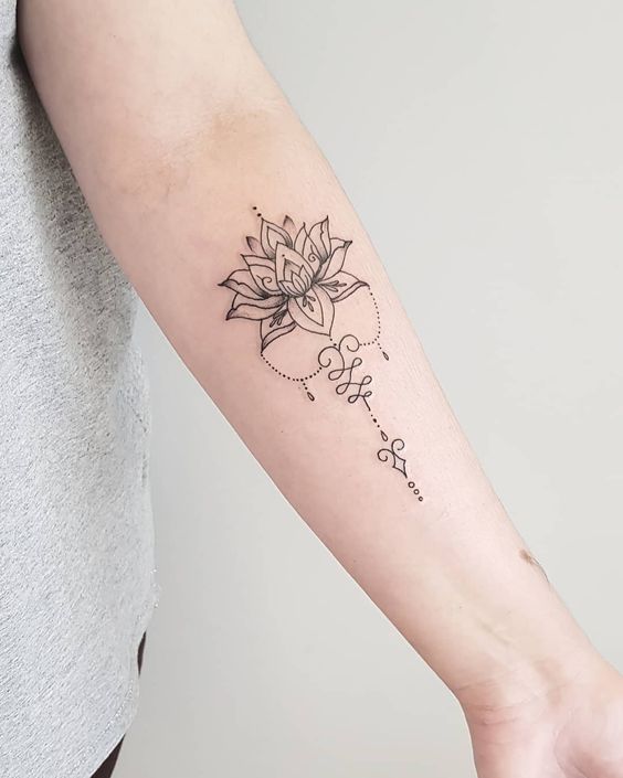 Imagem mostra tatuagem de flor de lótus
