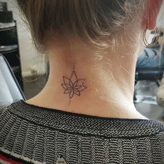 Imagem mostra tatuagem de flor de lótus