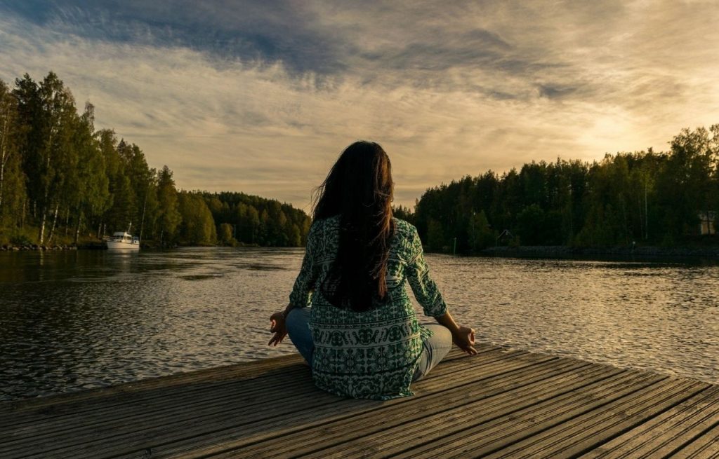 Imagem mostra mulher meditando - Ho'oponopono oração original