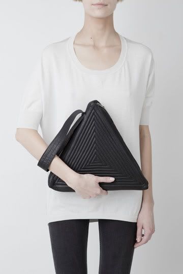 Imagem mostra bolsa geométrica - bolsas da moda 2021