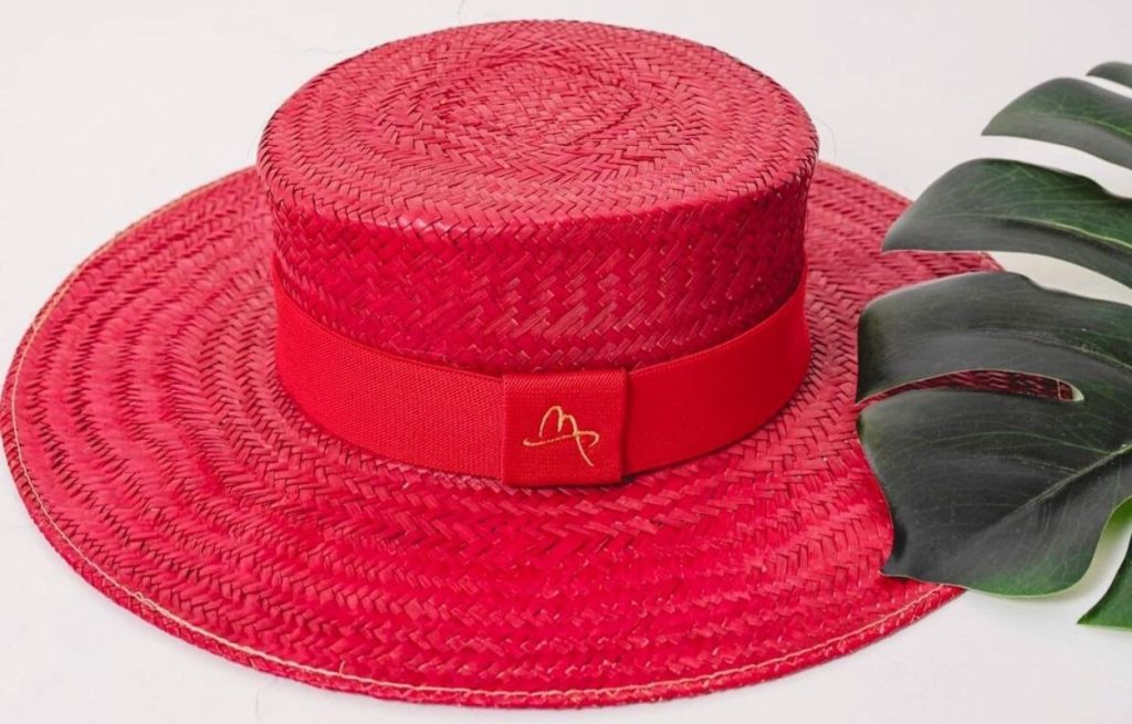Imagem mostra chapéu vermelho