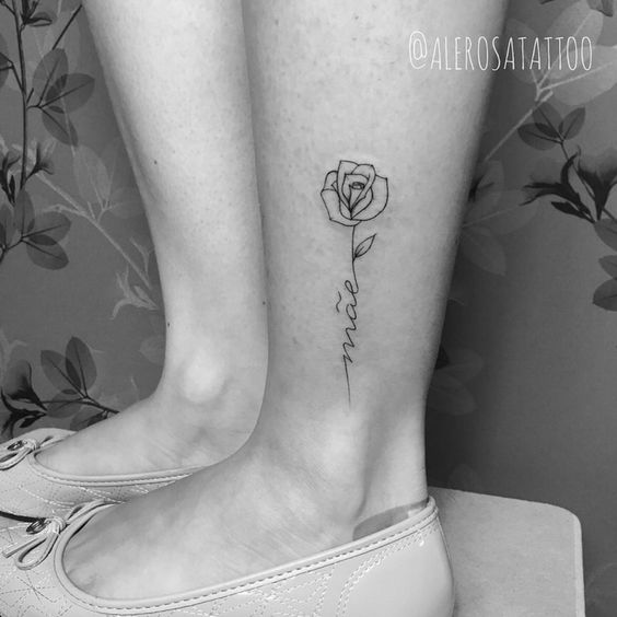 Tatuagem de rosa na perna