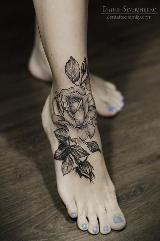 Tatuagem de rosa na perna