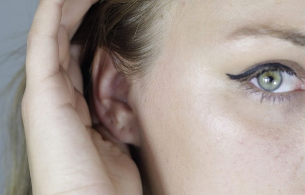 Imagem mostra olho maquiado - truques para fazer delineado nos olhos