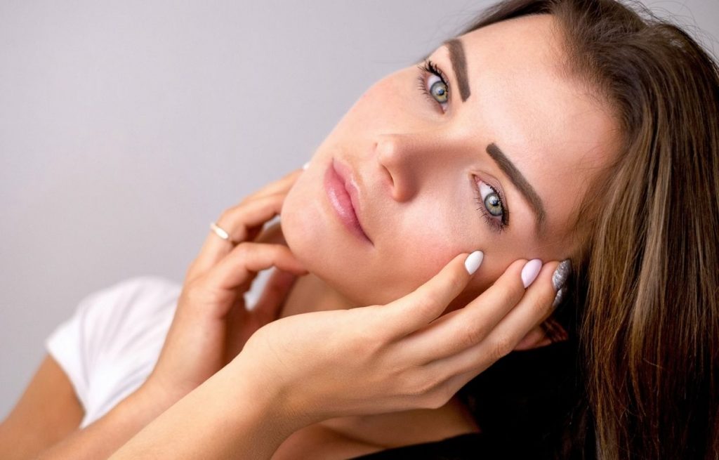 Imagem mostra rosto de mulher - vitamina para cabelo e unha