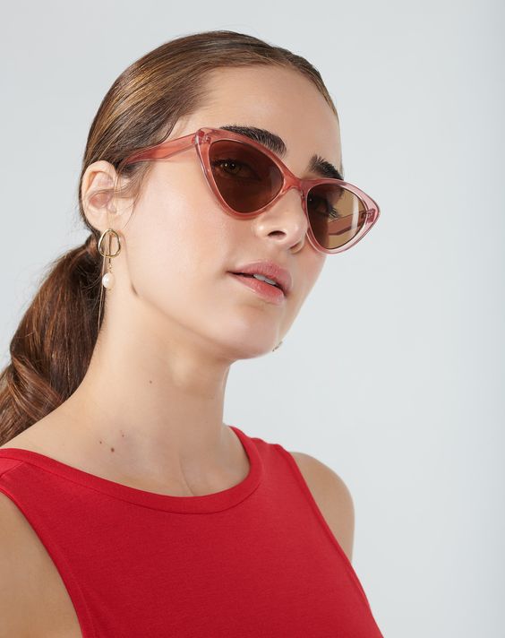 Imagem mostra óculos de sol da moda 2021