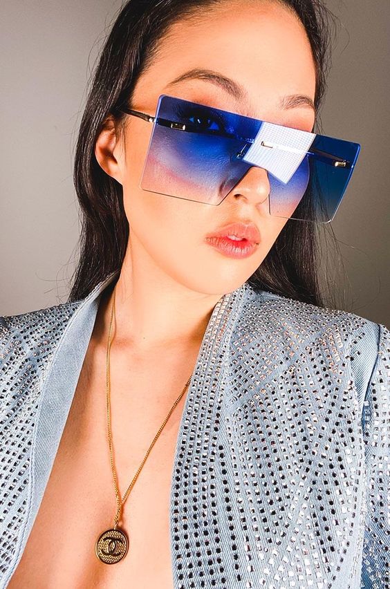 Imagem mostra óculos de sol da moda 2021