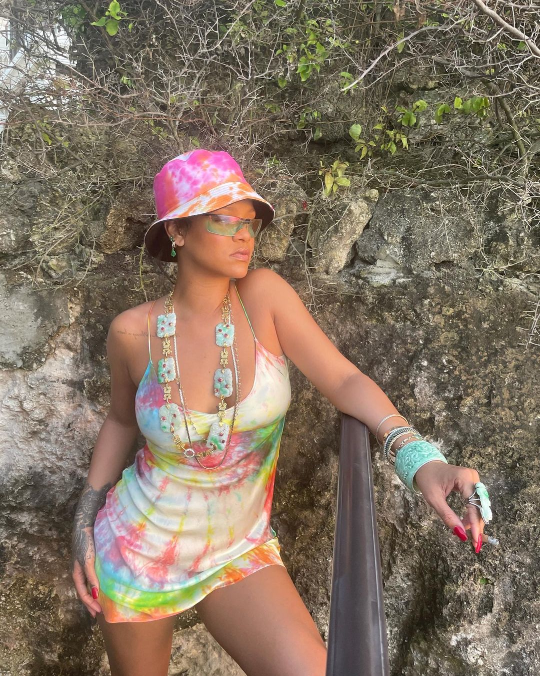 Imagem mostra Rihanna de bucket hat