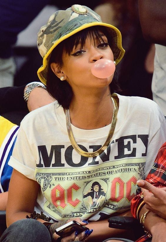 Imagem mostra Rihanna com chapéu bucket - história