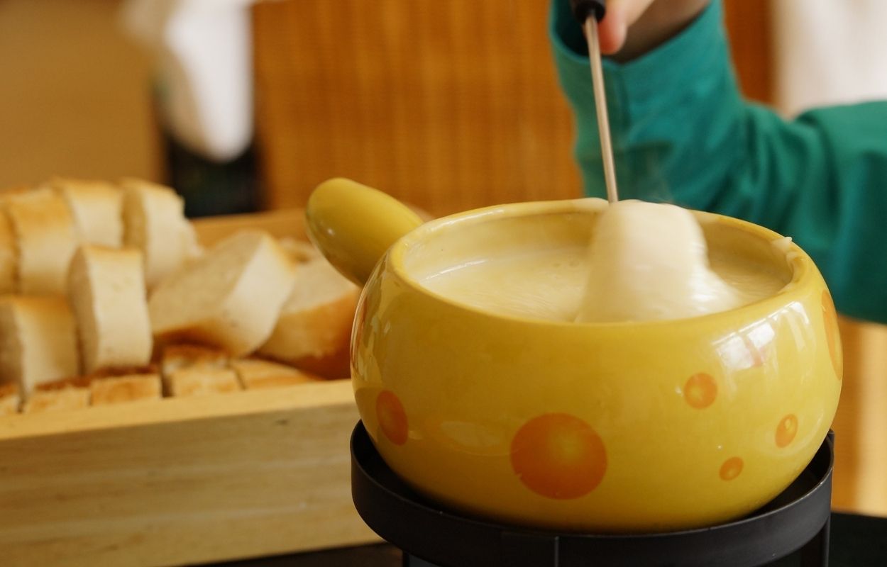 Imagem mostra fondue de queijo - como fazer fondue