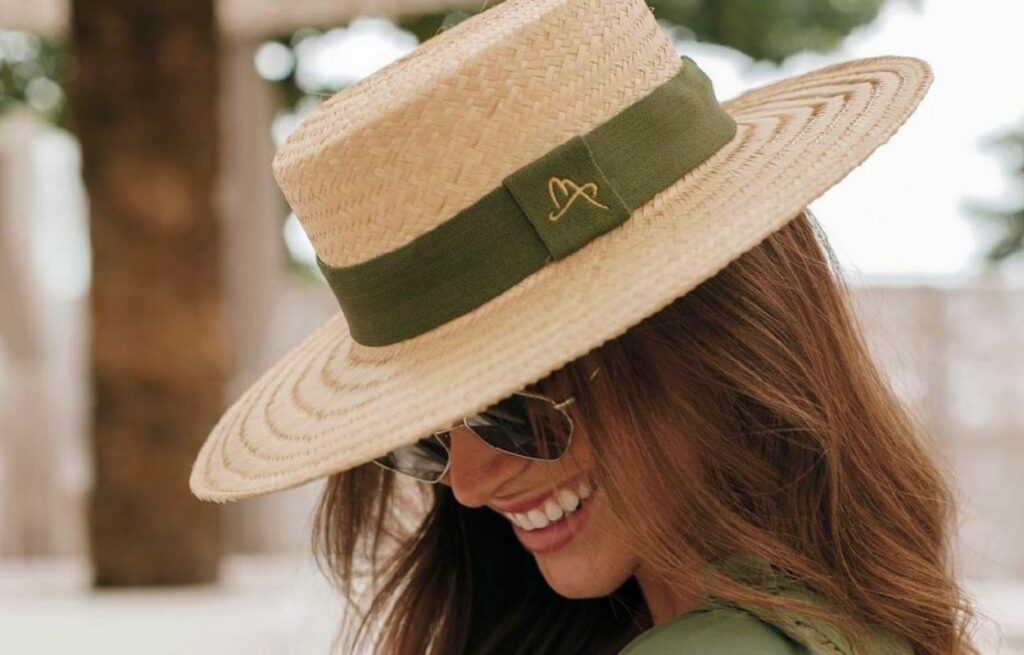 Imagem mostra mulher sorrindo com chapéu Paris na cabeça - como saber o tamanho do chapéu