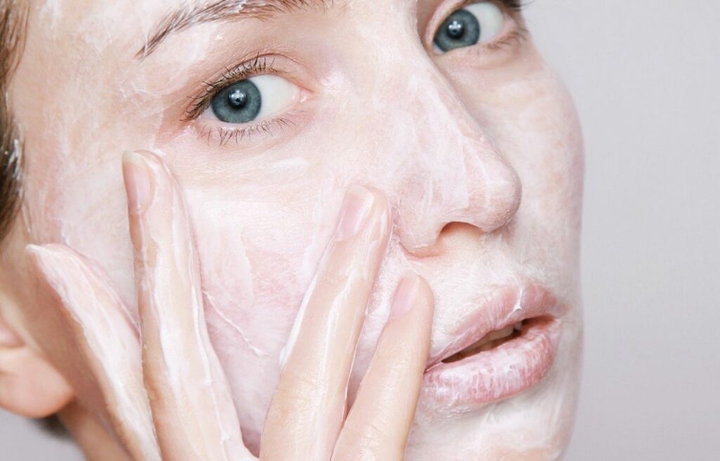 Imagem mostra mulher com creme no rosto - hidratante de rosto natural