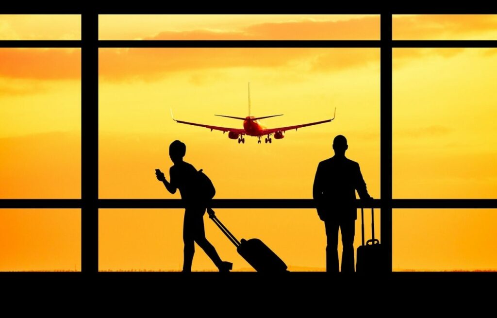 Imagem mostra pessoas no aeroporto - look para viajar de avião