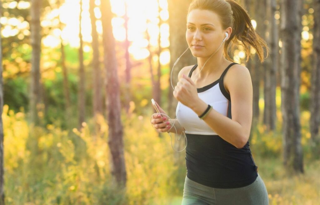 Imagem mostra mulher correndo - qual exercício queima mais calorias