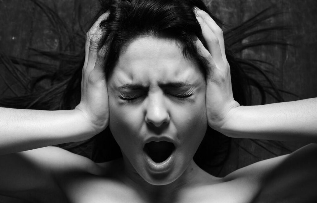 Imagem mostra mulher estressada - signos mais bravos